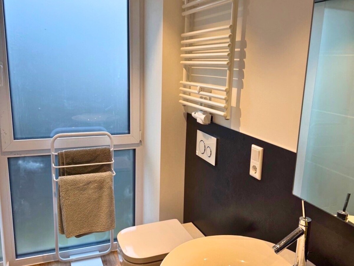 Modernes Duschbad mit Fenster
