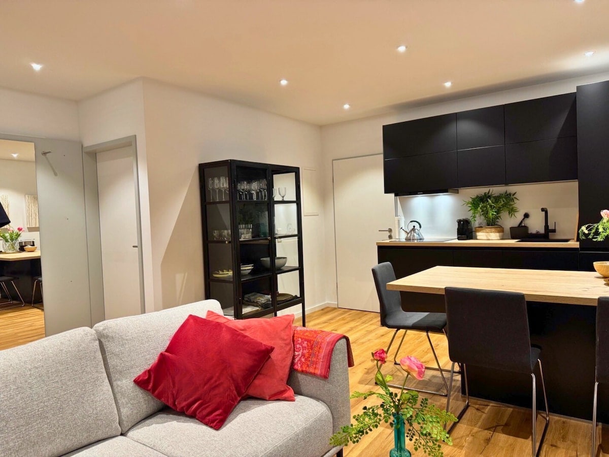 Wohnbereich mit Sofa und Blick in die Küche im Apartment Kranenburg