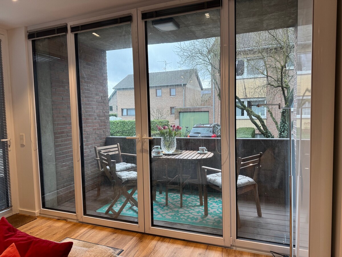Fensterfront mit Zugang zur Loggia im Apartment Kranenburg