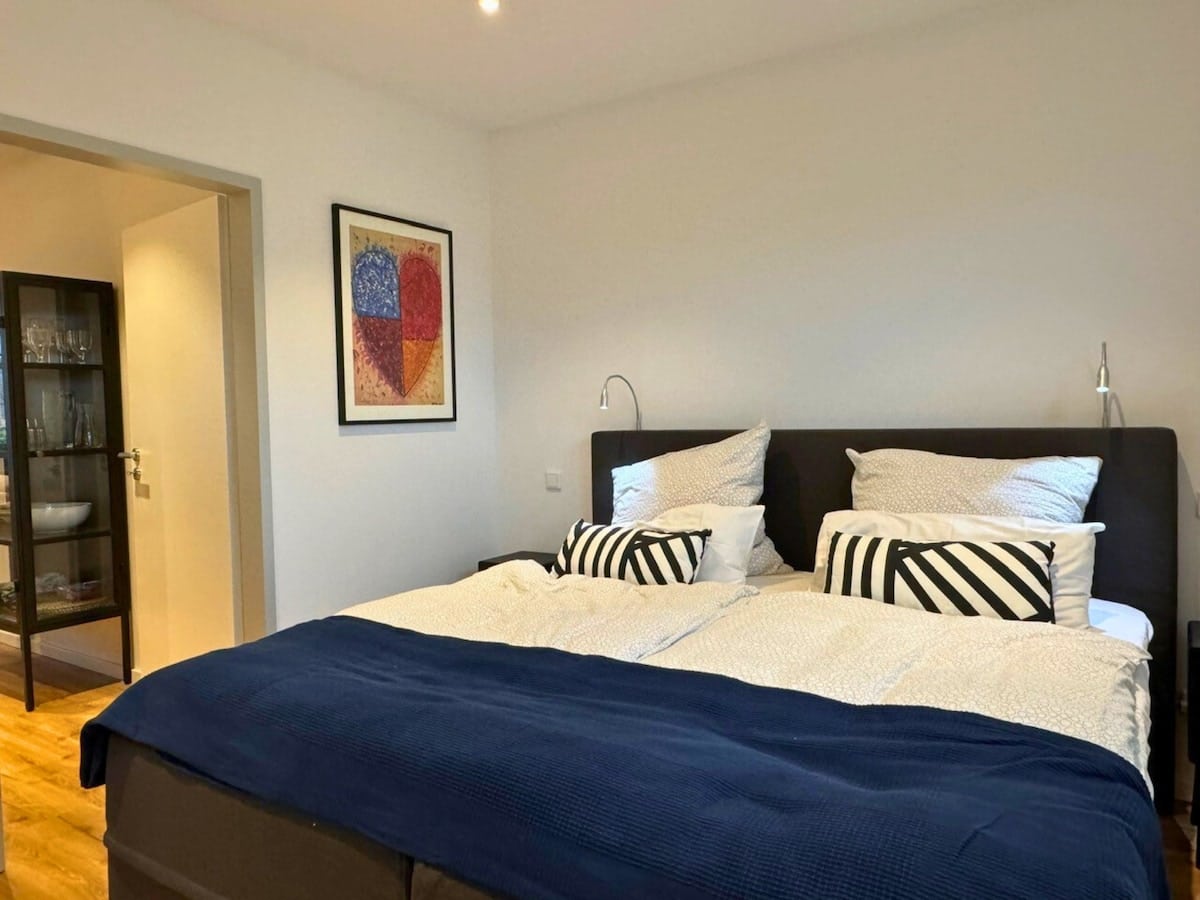 Schlafzimmer mit Boxspring-Doppelbett