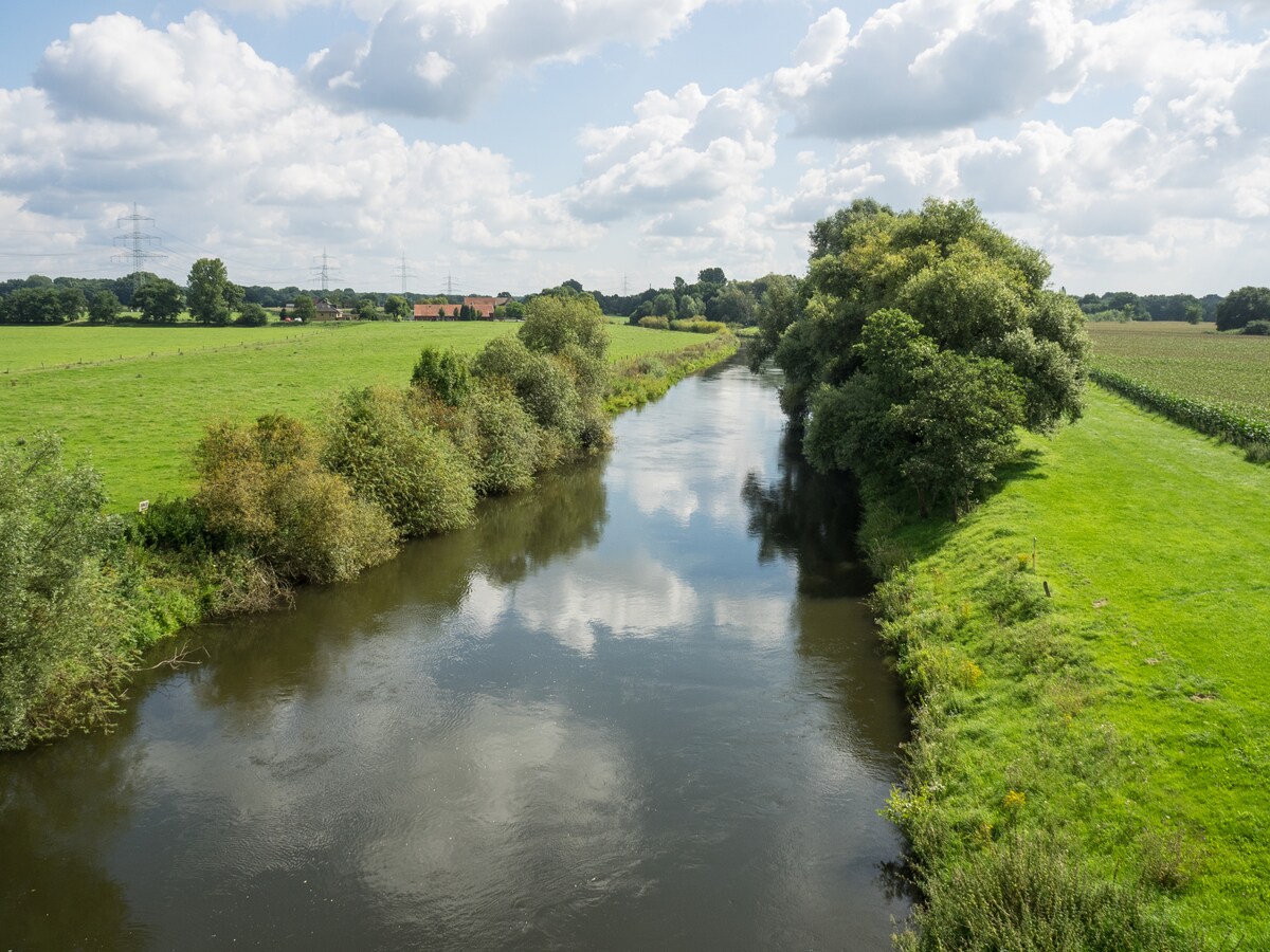 Flusslandschaft am Niederrhein, ideal für Spaziergänge und Radtouren